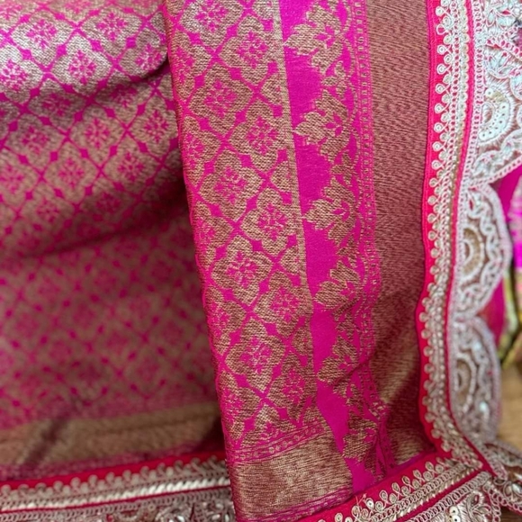 Beautiful Benaras grand yellow benaras brocade silk saree w/Rani pink border - Picture 8 of 10